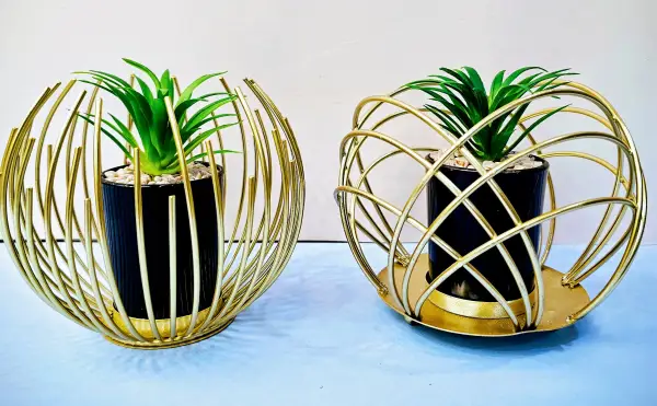 Circular metallic planter for table